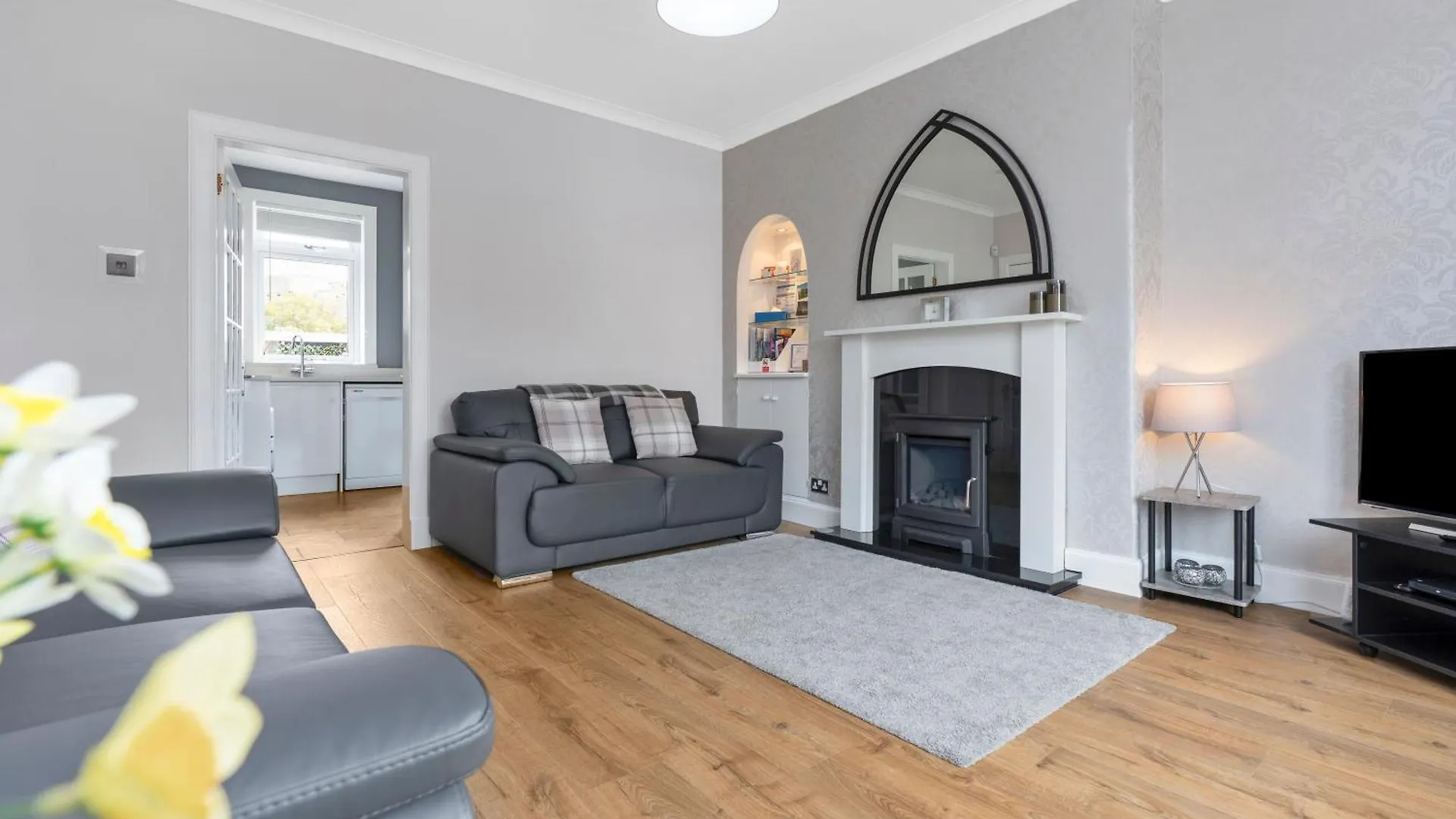 Crewe Apartment - 2 Bed, Free Off Street Parking And Private Garden Edinburgh