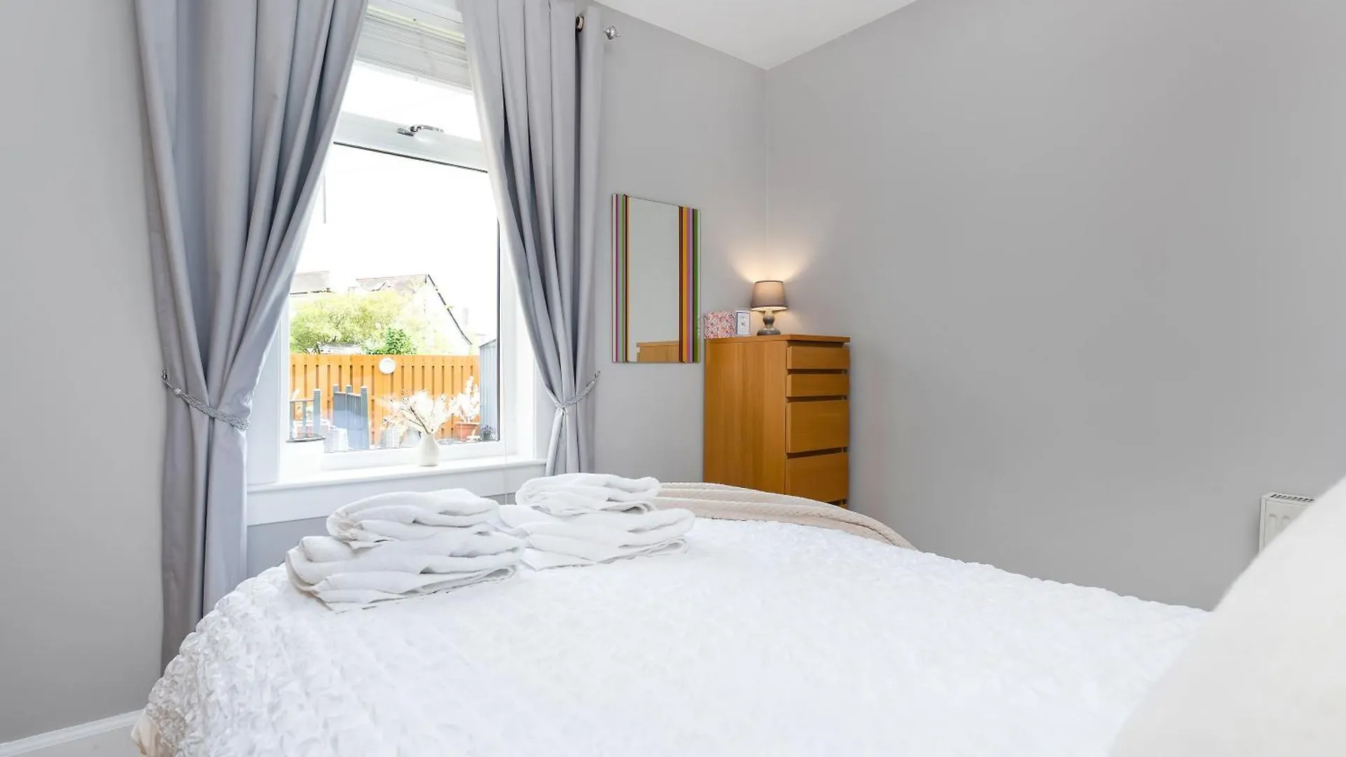 Crewe Apartment - 2 Bed, Free Off Street Parking And Private Garden Edinburgh
