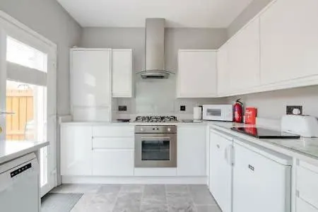 Crewe Apartment - 2 Bed, Free Off Street Parking And Private Garden Edinburgh 0*,  United Kingdom
