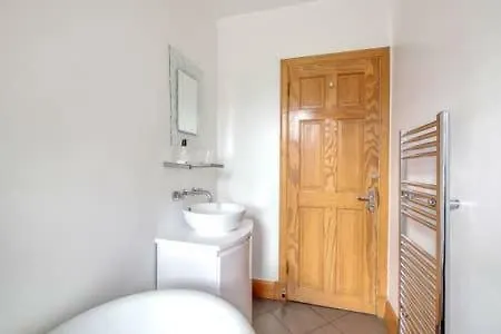 Crewe Apartment - 2 Bed, Free Off Street Parking And Private Garden Edinburgh 0*,  United Kingdom